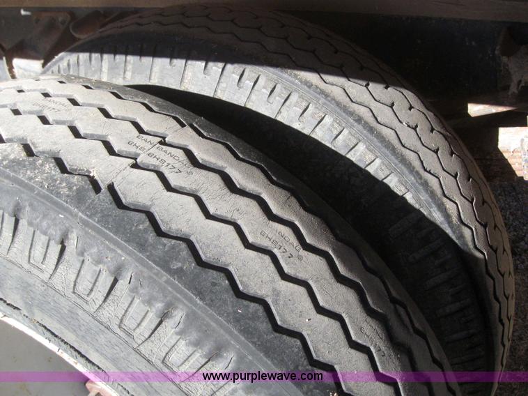 image for item 3155 1974 Ford F-700 grain truck