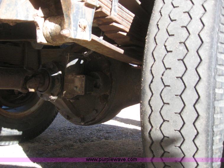 image for item 3155 1974 Ford F-700 grain truck