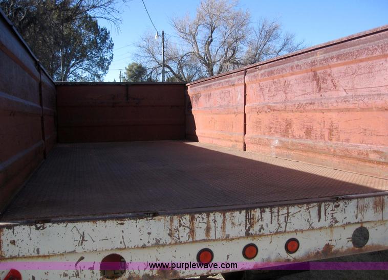 image for item 3155 1974 Ford F-700 grain truck