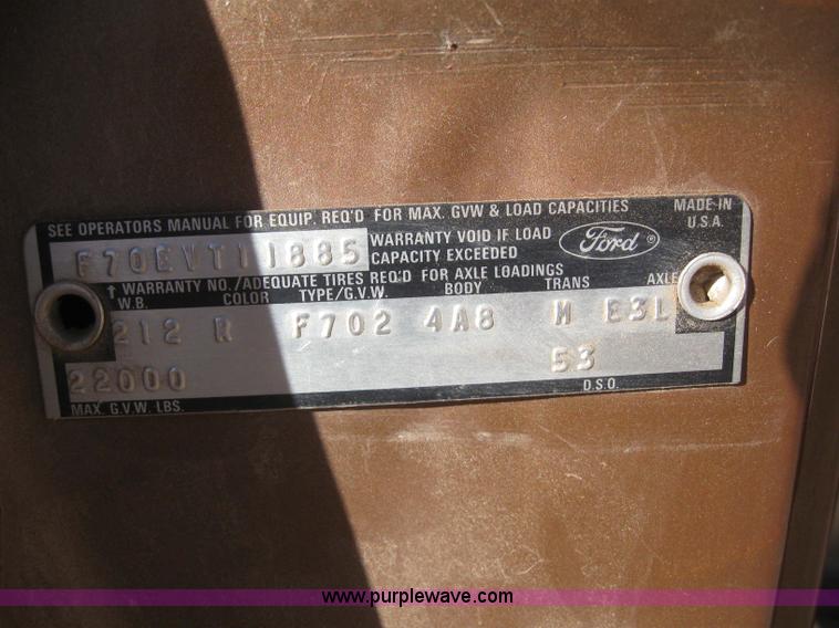 image for item 3155 1974 Ford F-700 grain truck