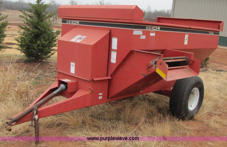 image for item 3514 Gehl 7190 feed wagon