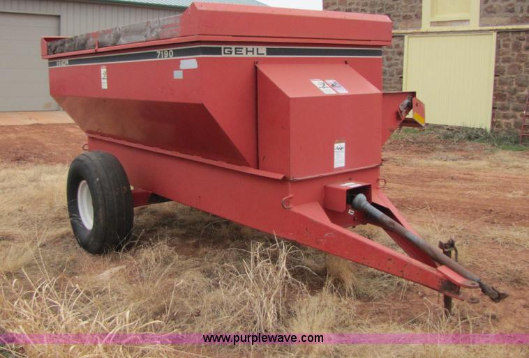 image for item 3514 Gehl 7190 feed wagon