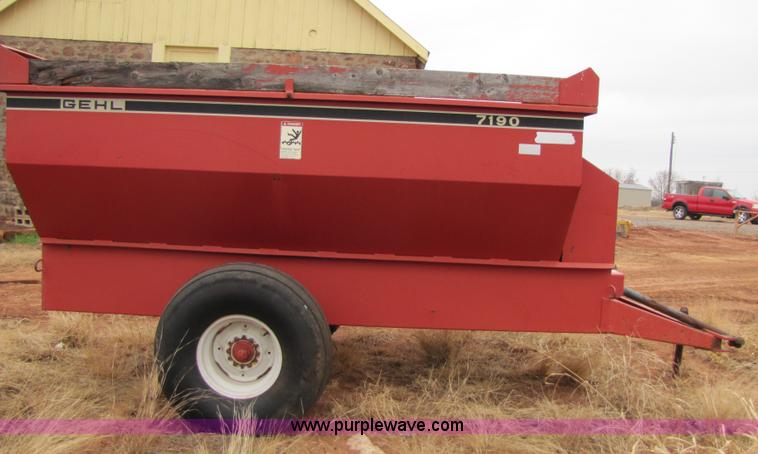 image for item 3514 Gehl 7190 feed wagon