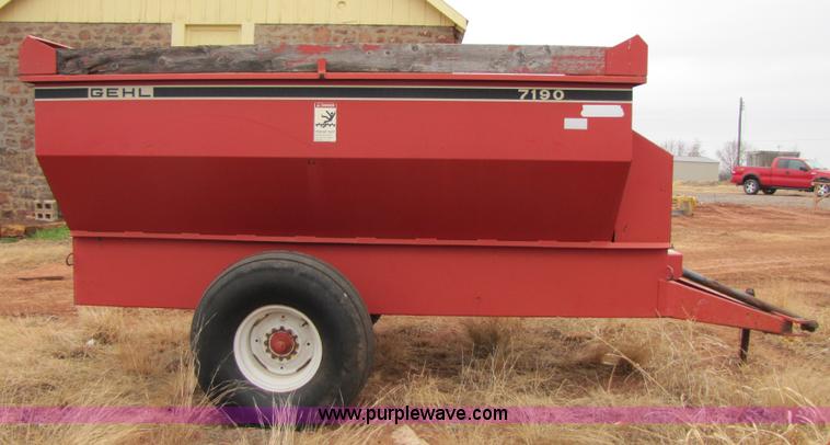 image for item 3514 Gehl 7190 feed wagon