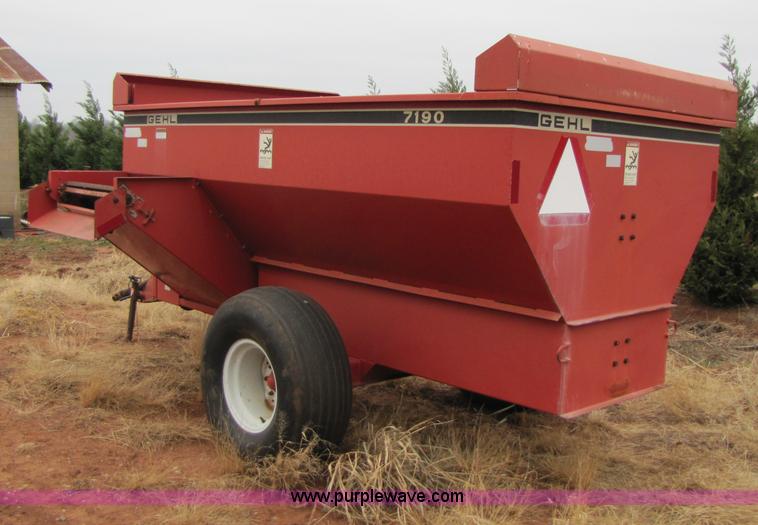 image for item 3514 Gehl 7190 feed wagon