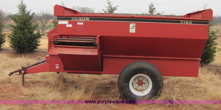 image for item 3514 Gehl 7190 feed wagon