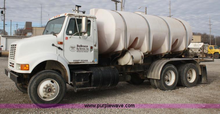 image for item 4922 1990 International 8100 tender truck