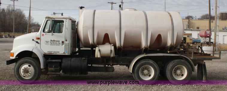 image for item 4922 1990 International 8100 tender truck