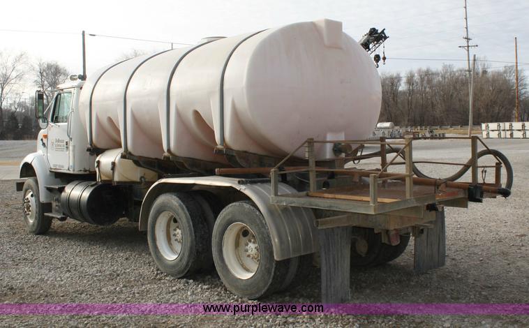 image for item 4922 1990 International 8100 tender truck