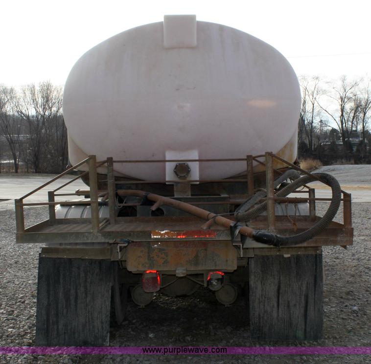 image for item 4922 1990 International 8100 tender truck