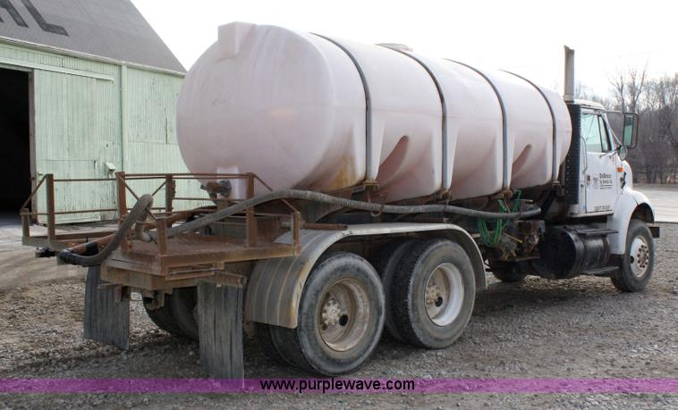 image for item 4922 1990 International 8100 tender truck