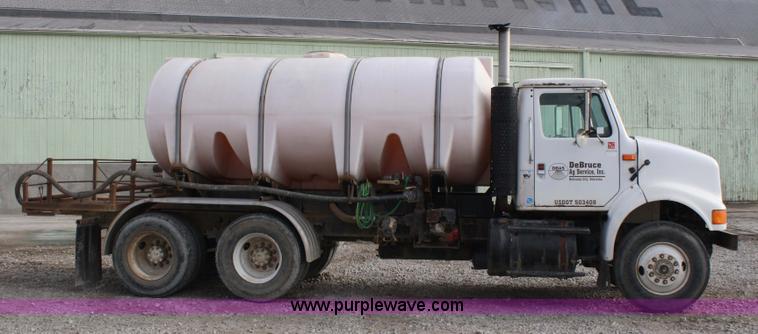 image for item 4922 1990 International 8100 tender truck