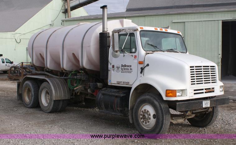 image for item 4922 1990 International 8100 tender truck