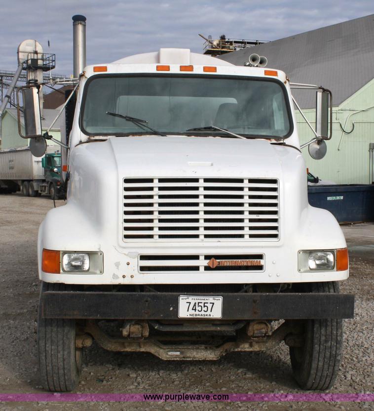 image for item 4922 1990 International 8100 tender truck