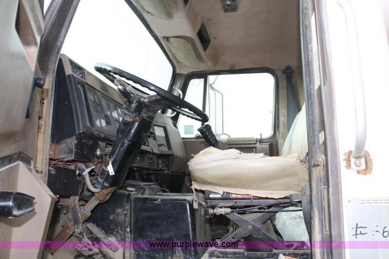 image for item 4922 1990 International 8100 tender truck