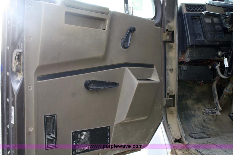 image for item 4922 1990 International 8100 tender truck