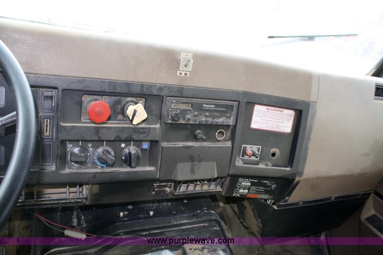 image for item 4922 1990 International 8100 tender truck