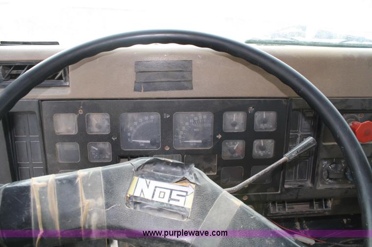 image for item 4922 1990 International 8100 tender truck