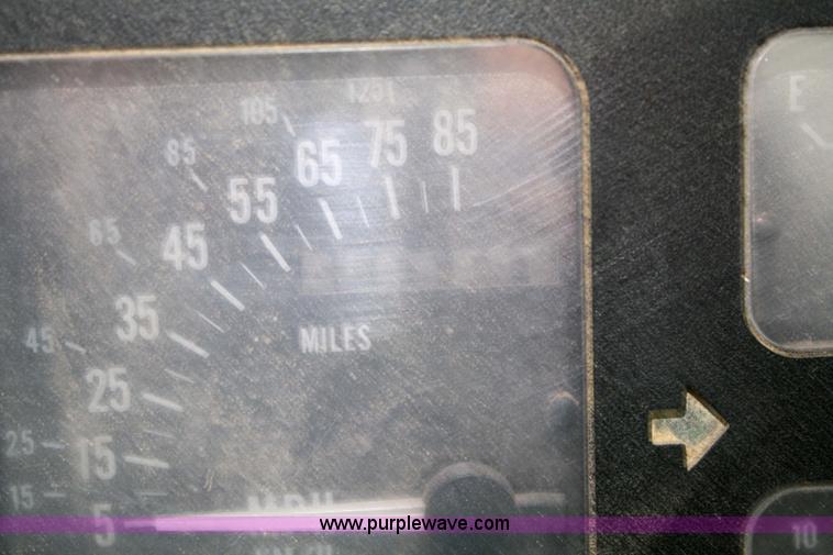 image for item 4922 1990 International 8100 tender truck