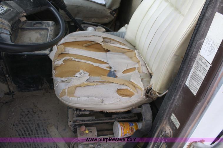 image for item 4922 1990 International 8100 tender truck