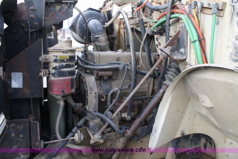 image for item 4922 1990 International 8100 tender truck