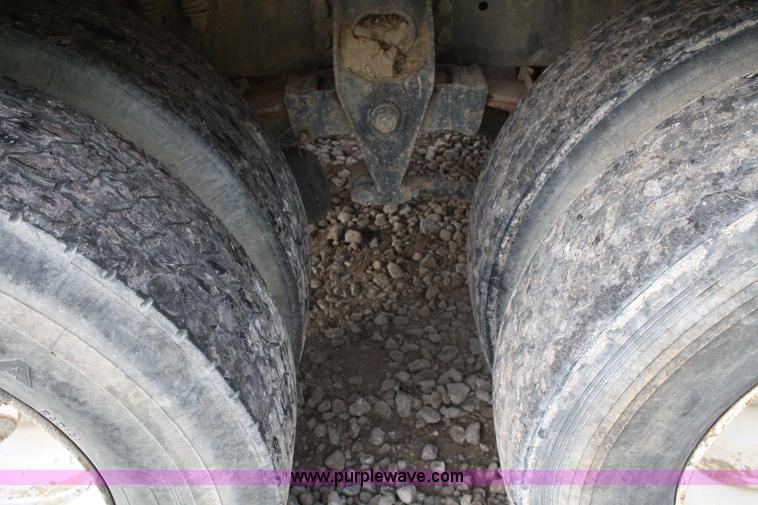 image for item 4922 1990 International 8100 tender truck