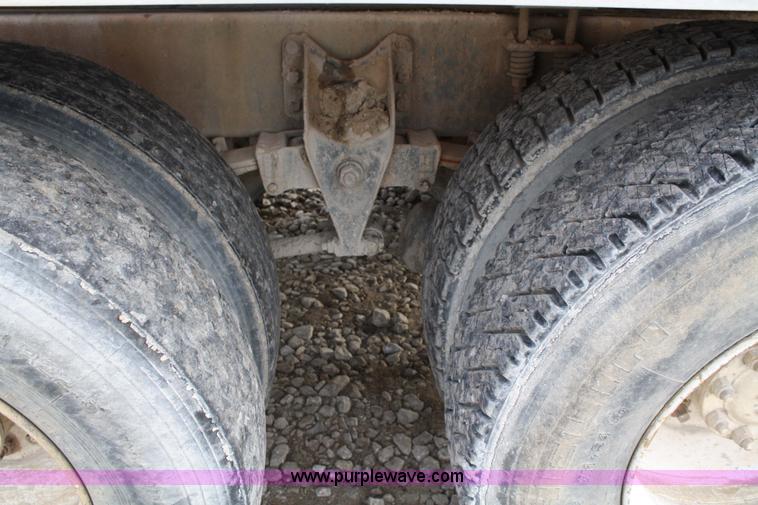 image for item 4922 1990 International 8100 tender truck