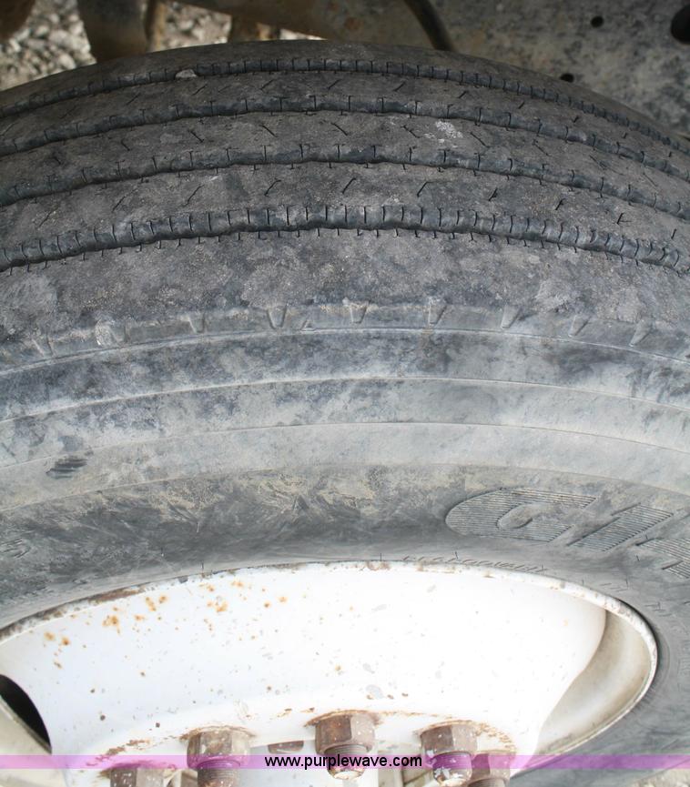 image for item 4922 1990 International 8100 tender truck