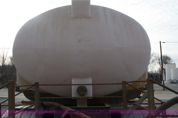 image for item 4922 1990 International 8100 tender truck