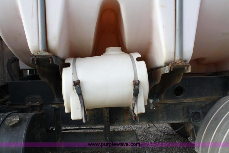 image for item 4922 1990 International 8100 tender truck