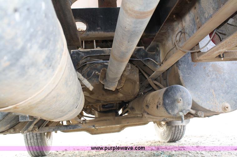 image for item 4922 1990 International 8100 tender truck