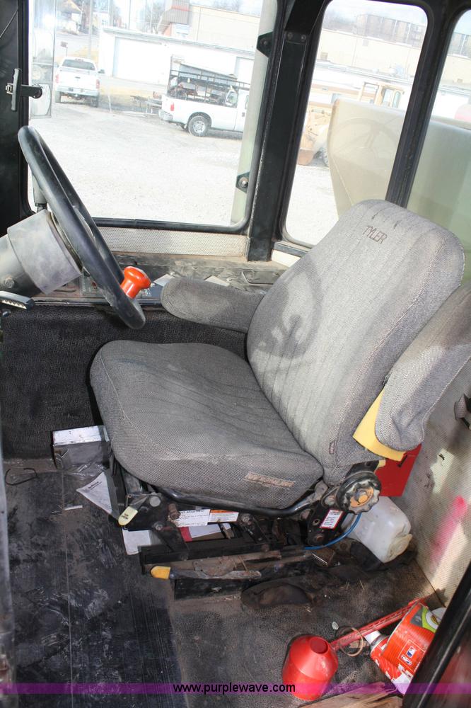 image for item 4965 1993 Tyler 3250 floater spreader