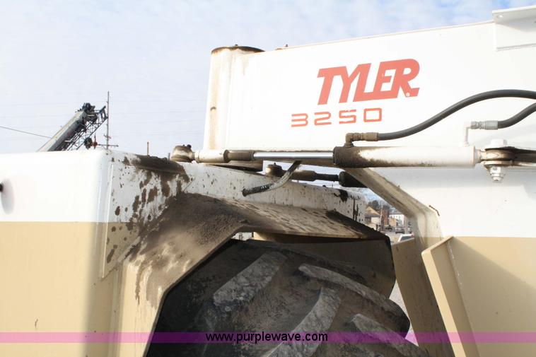 image for item 4965 1993 Tyler 3250 floater spreader