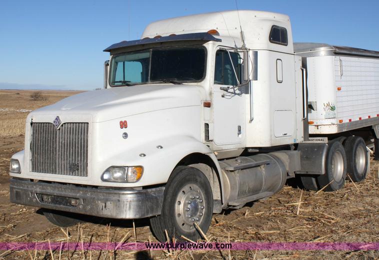 image for item 5001 1999 International 9400 Eagle semi truck