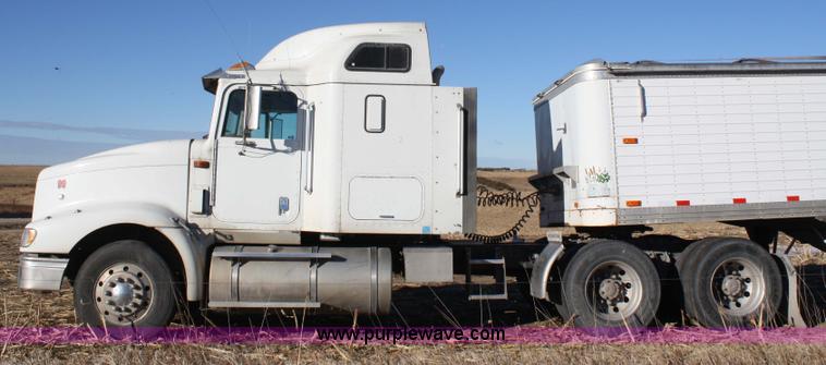image for item 5001 1999 International 9400 Eagle semi truck