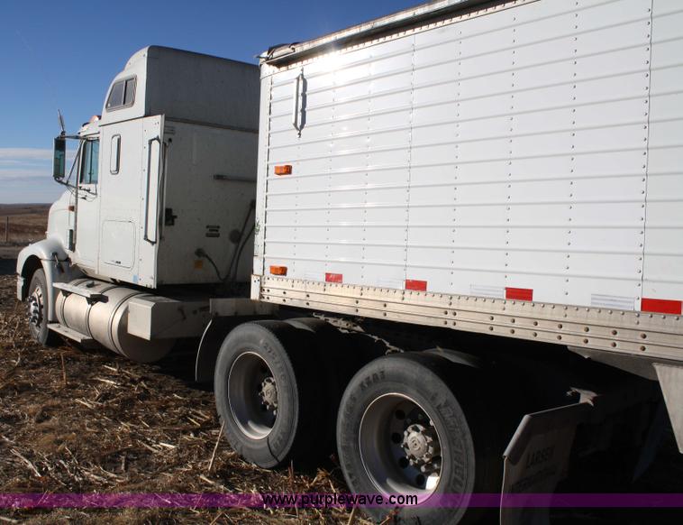 image for item 5001 1999 International 9400 Eagle semi truck