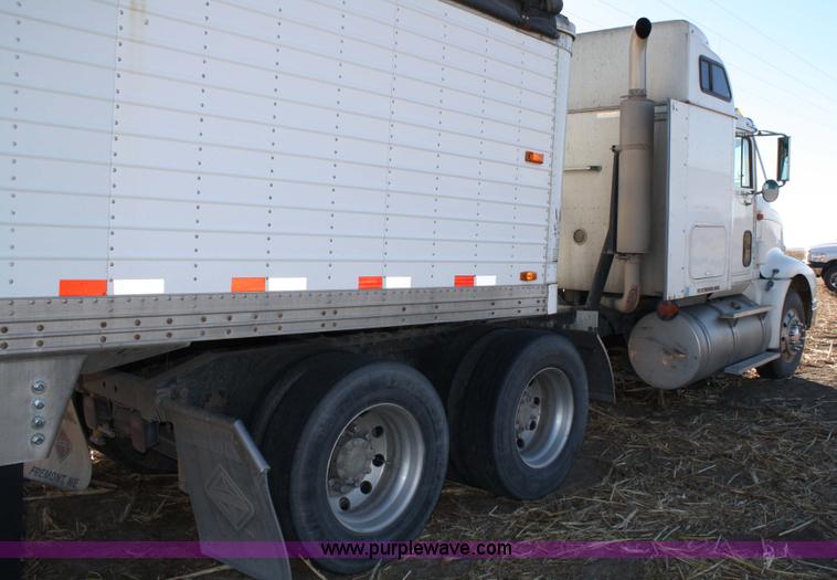 image for item 5001 1999 International 9400 Eagle semi truck