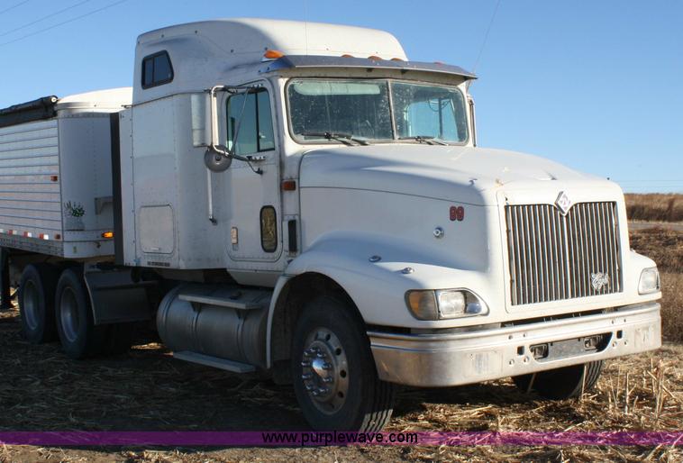 image for item 5001 1999 International 9400 Eagle semi truck