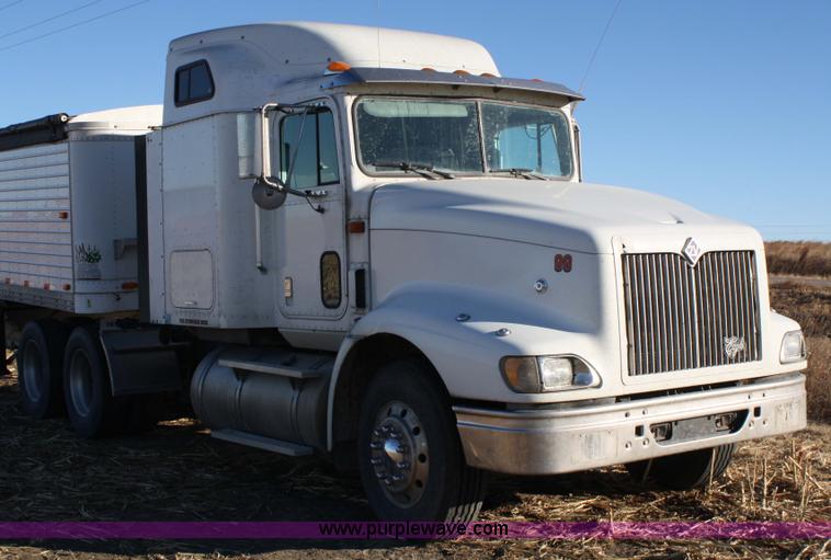 image for item 5001 1999 International 9400 Eagle semi truck