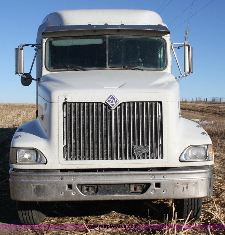 image for item 5001 1999 International 9400 Eagle semi truck