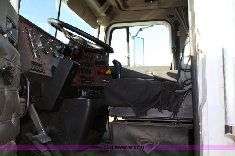 image for item 5001 1999 International 9400 Eagle semi truck