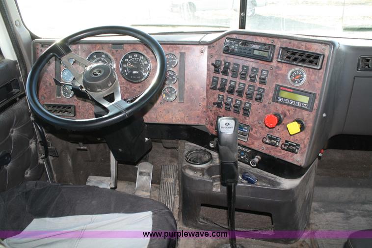 image for item 5001 1999 International 9400 Eagle semi truck