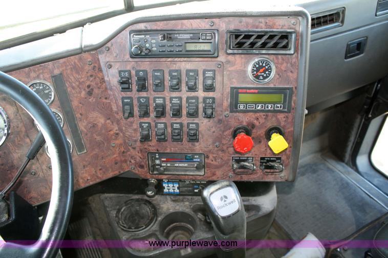 image for item 5001 1999 International 9400 Eagle semi truck