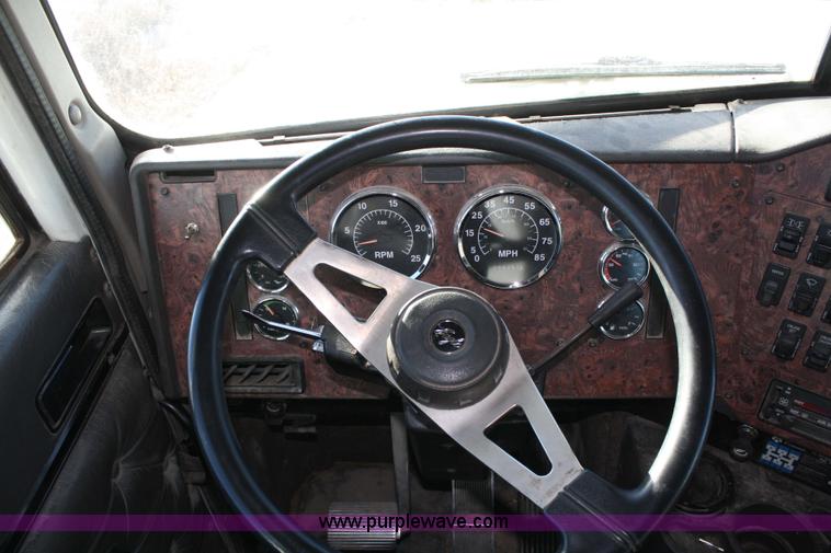 image for item 5001 1999 International 9400 Eagle semi truck