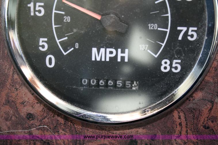 image for item 5001 1999 International 9400 Eagle semi truck