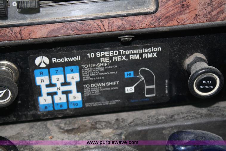 image for item 5001 1999 International 9400 Eagle semi truck