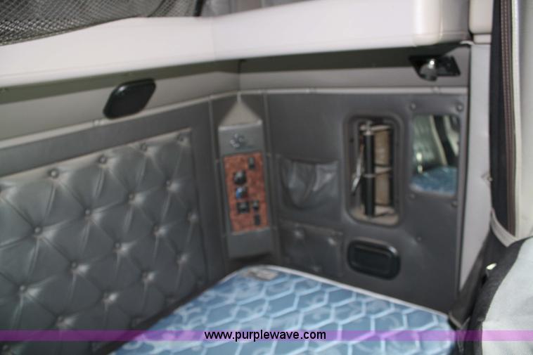 image for item 5001 1999 International 9400 Eagle semi truck