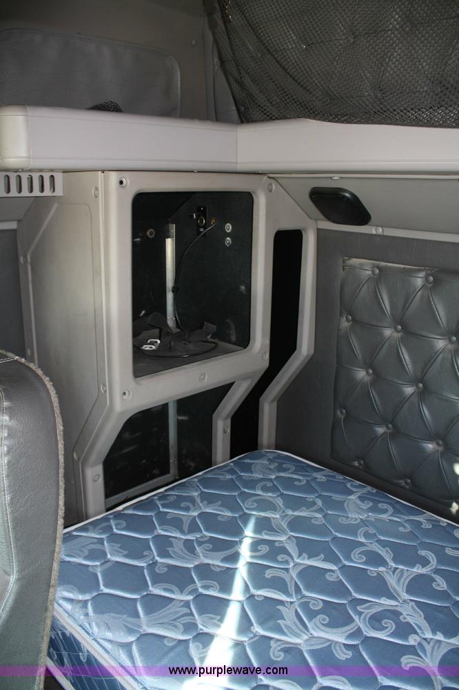 image for item 5001 1999 International 9400 Eagle semi truck