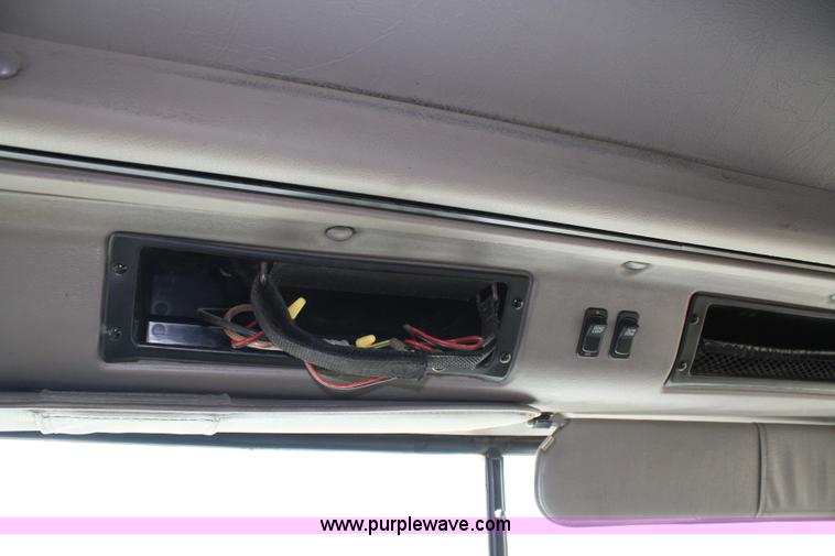 image for item 5001 1999 International 9400 Eagle semi truck