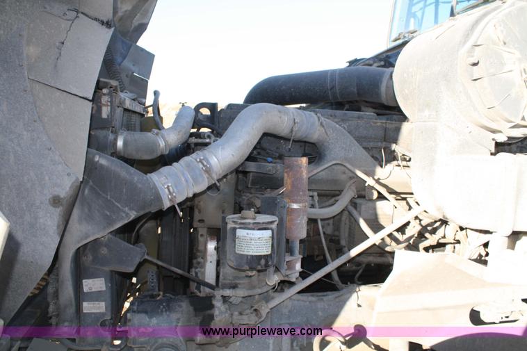 image for item 5001 1999 International 9400 Eagle semi truck